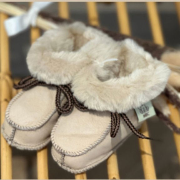 Moalie Spaanse slofjes schapenleer schapenwol duurzame kinderkleding babykleding