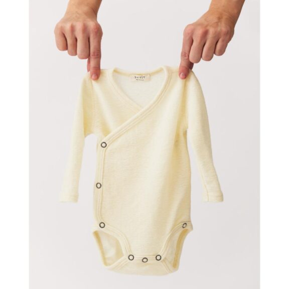 Petit by Basics overslagromper off-white merinowol wol merino warmteregulerend zelfreinigend duurzame babykleding winterkleding unisex