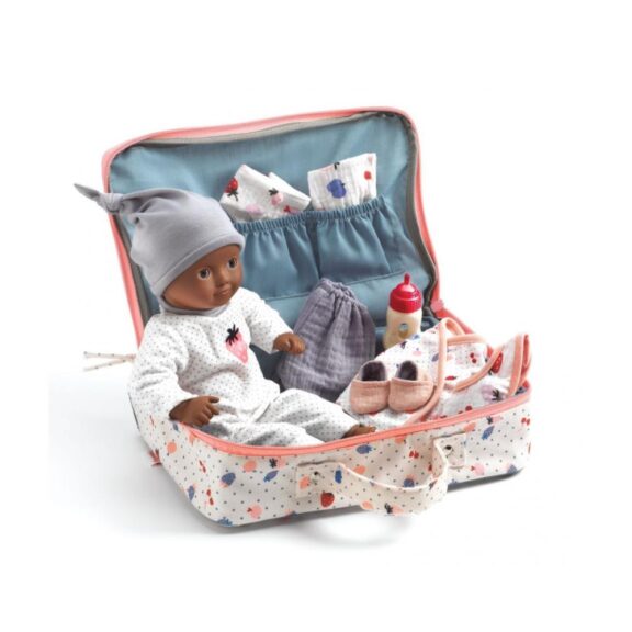 Lieve pop Cerise van Djeco, verpakt in een mooie draagkoffer, perfect voor kinderen om overal mee naartoe te nemen.
