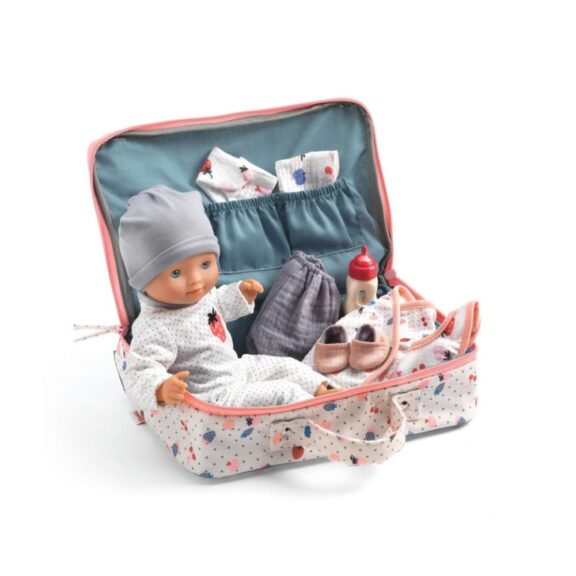 Lieve pop Vanille van Djeco, verpakt in een mooie draagkoffer, perfect voor kinderen om overal mee naartoe te nemen.