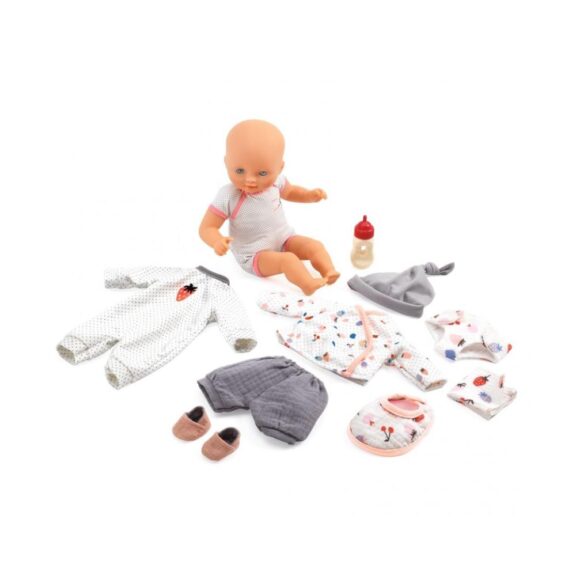 Lieve pop Vanille van Djeco, verpakt in een mooie draagkoffer, perfect voor kinderen om overal mee naartoe te nemen.