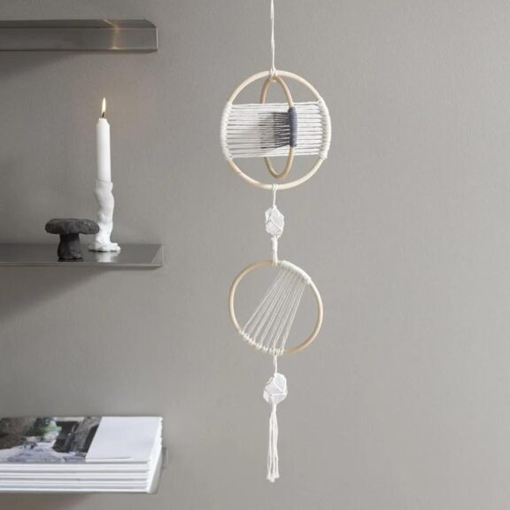 Macramé mobiel met kristal van Creativ Company, een handgemaakt decoratiestuk met kristallen details voor een rustgevende uitstraling.