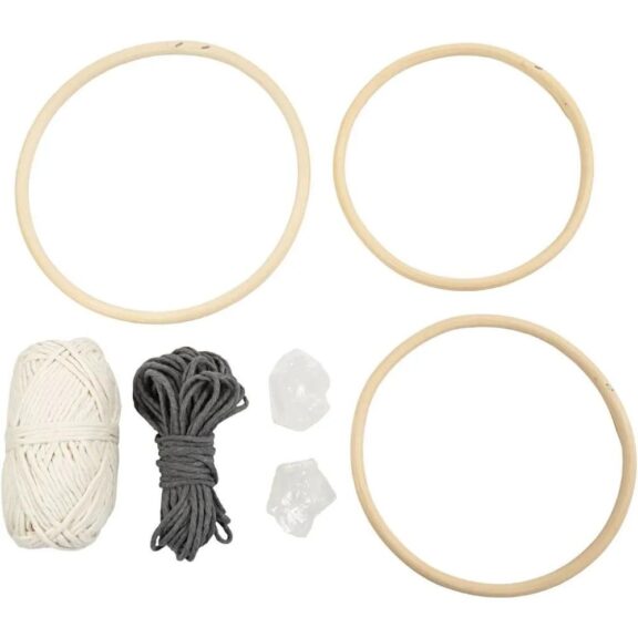 Macramé mobiel met kristal van Creativ Company, een handgemaakt decoratiestuk met kristallen details voor een rustgevende uitstraling.