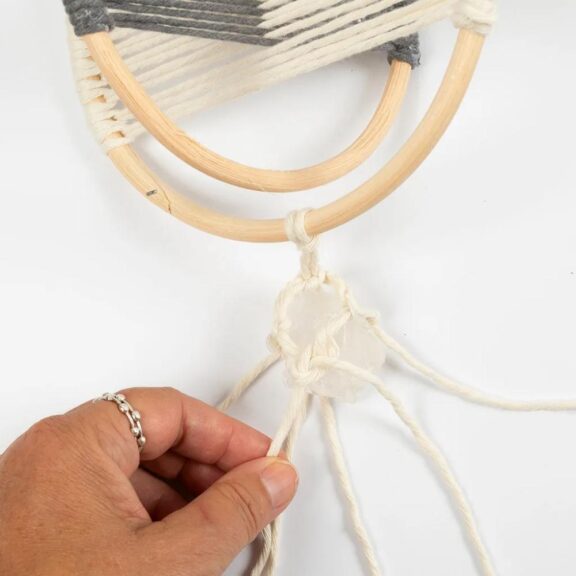Macramé mobiel met kristal van Creativ Company, een handgemaakt decoratiestuk met kristallen details voor een rustgevende uitstraling.
