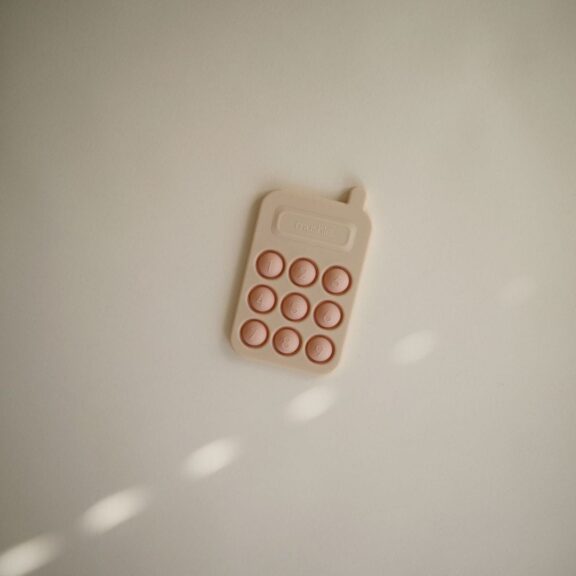 Mushie - Sensorische telefoon (blush) - Afbeelding 2