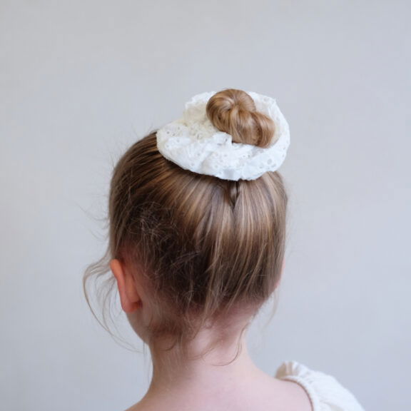 Mimi & Lula - Broderie Anglaise Scrunchie - Afbeelding 2
