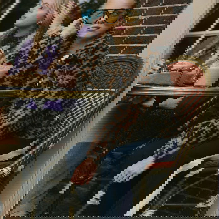 Tienermeiden op een terras