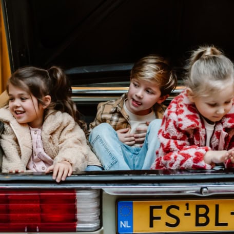 Kind in cosy knitwear, herfst/winter sfeer