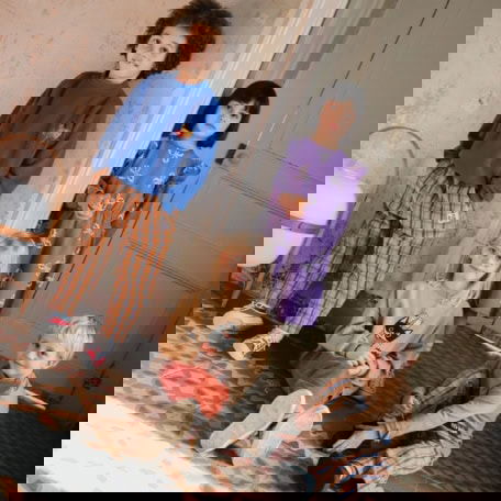 jongens en meiden in een winterse outfit