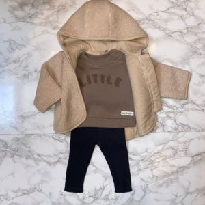 Flatlay van een schattige babyoutfit van LEVV, En Fant en Play Up
