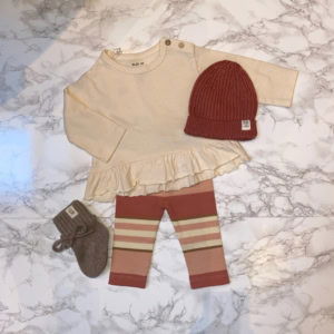 Flatlay van een schattige babyoutfit van Play Up, Riffle Amsterdam en Moalie
