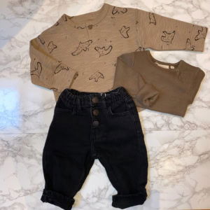 Flatlay van een stoere babyoutfit van The New, Play Up en Petit Piao
