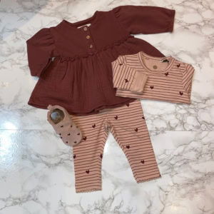 Flatlay van een schattige babyoutfit van Play Up en En Fant