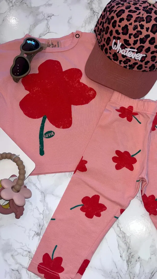Met dit weer krijg je toch helemaal zin om de kasten van je kids weer ‘summer ready’ te maken ☀️😍 Onze winkel hangt bomvol heerlijke zomercollectie. Komt dat even goed uit 😉 Ook voor de allerkleinste is er genoeg leuks. Zien we je snel?

#zoubisoukids #kidsfashion #nieuwecollectie #newin #kinderkleding #babykleding #zomercollectie #blotebenenweer #ootd