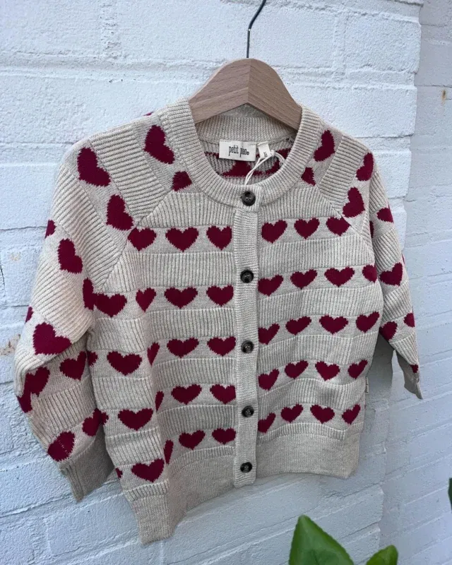 PETIT PIAO ❤️

Dit schatje kwam deze week binnen! Is toch heerlijk voor nu, als het nog wat fris is in de ochtend? Fijn gebreid en mooi zacht 😍

#zoubisoukids #babykleding #nieuwecollectie #hartjes #knitwear #petitpiao #lente