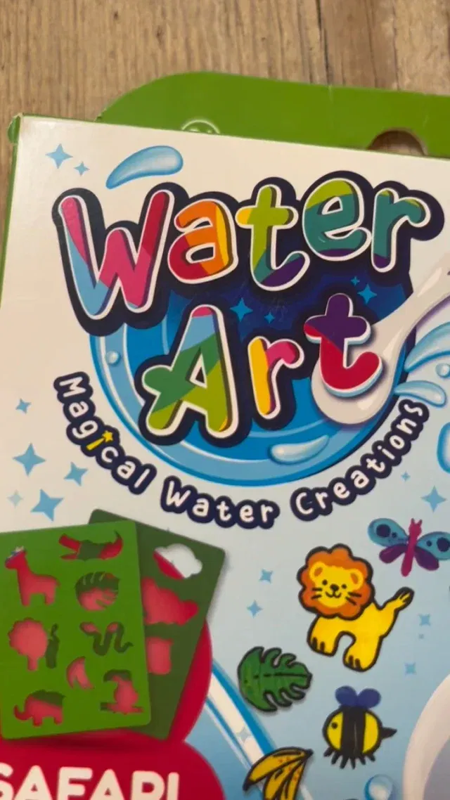 WATER ART 🖍️💦

Teken, dompel en verwonder!
Met Water Art maak je magische, drijvende tekeningen die je daarna ook als tattoo op bijvoorbeeld je hand kunt plakken. Hoe cool is dat?!

In deze reel toveren we o.a. een kikker 🐸 en een banaantje 🍌 tot leven (oké, bijna dan).

Verkrijgbaar in een 3-, 6- of 12-pack (dat zijn het aantal meegeleverde stiftjes) en ja: de lepel krijg je erbij 😃

Laat je creativiteit tot leven komen!

Special thanks to our creative assistant 😉 @yunadejong20 

#zoubisoukids #waterart #magischetekeningen #speelplezier #kindercadeau #creatiefmetkinderen #speelgoedtip
