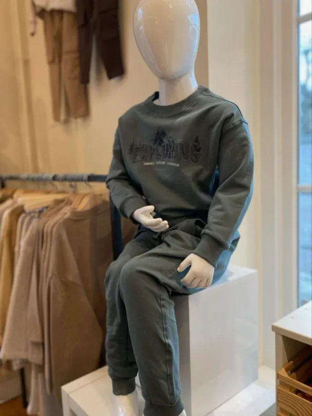 Wat een ontzettend leuke en drukke week was het! 

Er zijn mega veel verlanglijstjes gemaakt en in de postbus van de Sint gedaan 📮 De eerste mooie ingekleurde kleurplaten zijn al bij ons ingeleverd 🎨 Er zijn weer verjaardagsmandjes gevuld én leeg geshopt. We hadden onze eerste inkoopafspraak voor de wintercollectie 2026 ❄️😱 én een kennismaking voor een nieuw merk dat we gaan toevoegen 🤫 

Donderdagavond was onze tweede Sinterkerst Koopavond. Van deze verwachtten we het ‘minst’, maar die werd de drukste die we ooit hebben gehad 😅🙏🏼 Onze twee lieve stagiaires Mara en Jente liepen weer een dagje mee en hebben al veel content gemaakt voor ons TikTok account (volgtip). 

En uiteraard werden er ontelbare (schoen)cadeautjes 👟🎁 en de leukste outfits 👚👖geshopt! Nu gaan we met de voetjes omhoog en genieten van een fijn weekend met onze mannen en kindjes. Morgen worden waarschijnlijk de eerste schoencadeautjes geopend. Laten jullie ons weten wat ze er van vonden?

Volgende week hebben we nog één Sinterkerst Koopavond 🎁 Dus kon je eerder niet komen, of heb je nog niet genoeg in huis? Wees welkom. Op dinsdag 18 november openen wij om 18.00 uur onze deuren. 

Fijn weekend allemaal 🙋🏼‍♀️💋

#zoubisoukids #recap #weekend #sinterklaas #schoencadeautjes #koopavond