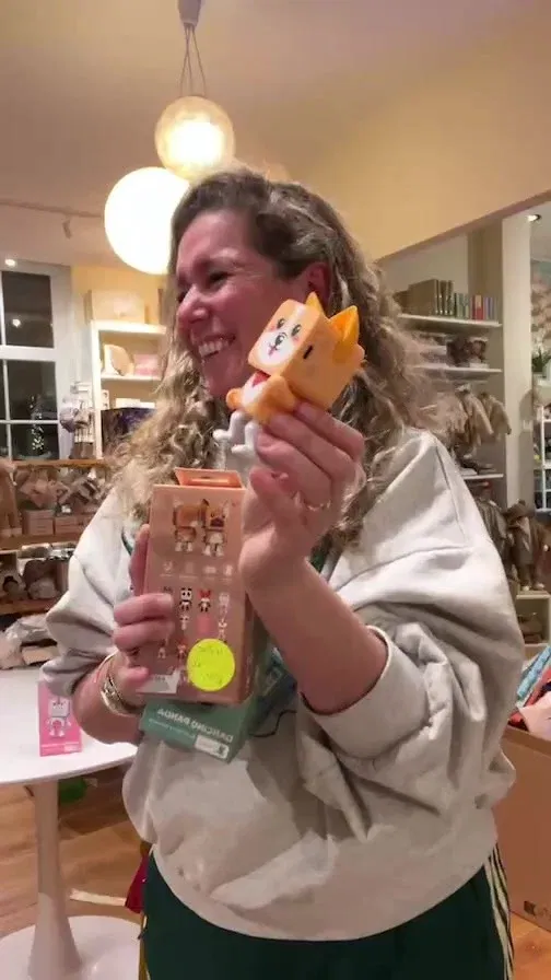 Insta Live SALE speelgoed leeftijd 5+

P.s. ik breek hier bijna m’n nek tijdens deze live en m’n compagnon slash beste vriendin lacht zich een ongeluk. Van je vrienden moet je het hebben, zeggen ze dan🤣🤣