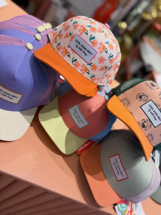 🧢 HELLO HOSSY ☀️

Yesss! Nieuwe caps van Hello Hossy binnen 🥰 Wat een heerlijke kleuren! En er is ook een variant binnen voor de papa’s om te kunnen twinnen 😉

Onze winkel raakt steeds verder gevuld met de mooiste voorjaars- en zomeritems! Het zonnetje laat zich gelukkig ook alweer wat vaker zien. 

Wat denken jullie? Zouden we net zo’n mooie/lange zomer krijgen als vorig jaar? ☀️🙏🏼

P.s. We hebben ook hele toffe nieuwe zonnebrillen van Hello Hossy. Deze komen z.s.m. online 😎

#zoubisoukids #hellohossy #kinderpetten #nieuwecollectie #truckercap