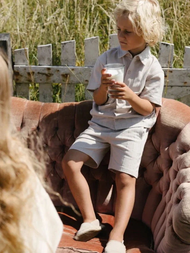 Wat. Een. Week ❤️

Jullie zijn massaal de zomergarderobe van de kids bij elkaar aan het shoppen en dat hebben we gemerkt 🥰 Met ‘een van ons’ op vakantie hadden we echt handjes te kort deze week 😅 en was het flink aanpoten. Maar o zo dankbaar voor de mooie aankopen 🙏🏼

Nieuwe drop van LEVV kwam deze week binnen. Met een paar hele fijne zomerse items. Laatste 3 foto’s zijn van drop 2 maar vind dit persoonlijke zulke fijne setjes dat ze erbij moesten in deze post 🤣

#zoubisoukids #nieuwecollectie #levvlabels #kindermode #leukstekinderwinkel