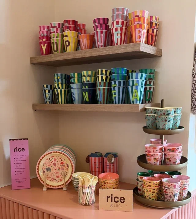RICE 🌈 Nieuw in de winkel en nu al niet aan te slepen 😅

Met name de populaire letterbekers gaan echt als een tierelier. We wisten dat ze leuk waren, maar zó populair?! 🤭 Inmiddels zijn er al een paar letters uitverkocht… maar geen paniek, er is een nieuwe levering onderweg! 

En er is meer leuks 👇 
Denk aan vrolijke borden, handige besteksetjes, schattige schaaltjes én verschillende themabekers (hallo unicorn-🦄 en sportfans ⚽️). Alles gemaakt van stevig melamine en gewoon lekker vaatwasserbestendig 🙌 

Oh, en psst… heb je onze leuke thermobekers (voor moeders) al gespot? 😉☕️ altijd je favoriete warme of koude drank bij de hand.

Kom je snel jouw favorieten scoren voordat ze weer weg zijn? 💕 

#zoubisoukids #rice #kidslifestyle #letterbekers #nieuwbinnen
