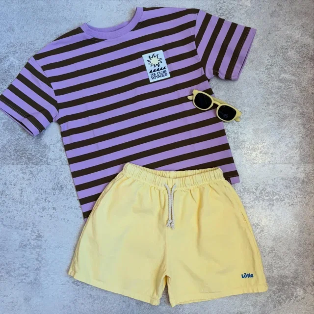 Butter yellow 💛

Zacht, zonnig en helemaal on-trend deze zomer ☀️

Deze pastelgele tint straalt warmte en rust uit en geeft iedere outfit meteen een frisse look 🌼

Mooi te combineren met wit, beige en grijs 🤍
Of mix & match met andere pastels en strepen voor een extra vrolijke summer vibe ✨

Welke combinatie zou jij kiezen? 💛

#zoubisoukids #butteryellow #trendkleur #zomeroutfit #outfitinspiratie
