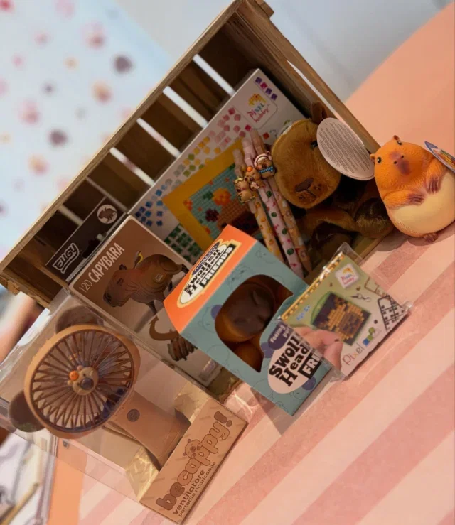 CAPIBARA HYPE 🤎

Waarom zijn kinderen zó obsessed met capibara’s?! 😅 Wij weten het ook niet precies, maar één ding is zeker: de capibara hype is real!

Oké, eerlijk! Ze zijn best schattig 🫶🏼 De hype is huge en onze voorraad bewijst dat elke week opnieuw 😅

Van capibara knuffels tot creatieve setjes en van pennen tot squeezies. Kinderen kunnen er geen genoeg van krijgen 🤎 Hoezo is er eigenlijk nog geen capibara emoticon??

We doen ons best om alles op voorraad te houden, maar sommige items zijn sneller weg dan wij kunnen aanvullen 🙈

Heb jij een kleine capibara-fan in huis?

#zoubisoukids #capibara #hype #kinderwinkel #cadeautip
