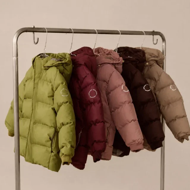 Ze zijn onderweg! 🙌🏼

Onze (en jullie) favoriete winterjassen voor het nieuwe seizoen kunnen vanaf nú via een PRE-ORDER besteld worden! 😍

De jassen kosten slechts € 89,95 en zijn niet alleen mooi, maar ook praktisch: 
💨 Winddicht 
💦 Waterafstotend
👌🏼 Afneembare capuchon 

én lekker lang vallend tot onder de billen. Kortom: warm, comfortabel en heel erg knap 🤎

De jassen worden momenteel vanuit Denemarken onze kant op gestuurd en we verwachten ze eind augustus binnen. Zodra ze er zijn, gaan alle pre-orders direct de deur uit 📦🚚

Onze collectie bestaat uit de kleuren die je ziet op de eerste foto. De roze variant staat (nog) niet online, maar wil je deze graag reserveren? Stuur ons een DM.

En het wordt nóg leuker… 👀 Er komen namelijk ook weer bijpassende accessoires aan zoals sjaals, wanten, handschoenen (waterdicht), beanies en natuurlijk de bijpassende thermoboots. 🧤🧣🥾

Winter, kom maar door. Wij zijn er klaar voor 😜🤎 Grapje! Wel bijna.. 

#zoubisoukids #enfant #winterjas #kinderjas #preorder