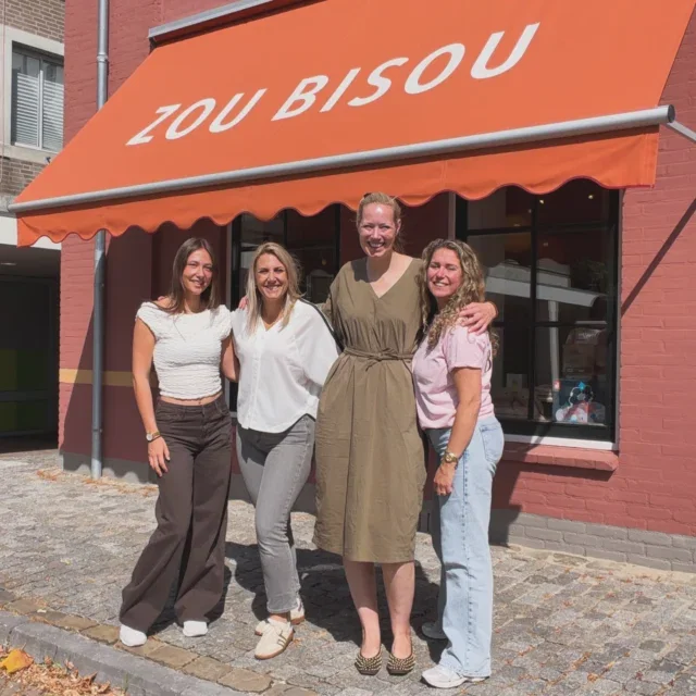 ☀️ De vakantie zit erop! En dat betekent dat Team Zou Bisou weer helemaal voor jullie klaar staat! 🤎

Na een paar heerlijke vakantie weken met veel zon, zee, strand zijn we allemaal weer terug op ‘het honk’. Onze vertrouwde winkel! 

Nog even voorstellen v.l.n.r. Mara, Linda, Charlotte en Stephanie. 

Mara is inmiddels een bekend gezicht bij Zou Bisou 💋 Je vindt haar voornamelijk op zaterdag en soms op vrijdag (indien school het toelaat) in de winkel. Mara is niet alleen gek op mode, maar ze is ook ontzettend leuk met kindjes 🤍

En dan onze nieuwste collega Charlotte. Zij heeft ons team voor de zomervakantie versterkt en is nu al onmisbaar 🥰 Je ziet haar vooral op woensdag(ochtend) in de winkel. Charlotte zit bomvol leuke ideeën en pakt jullie cadeautjes op de mooiste manieren in!

Samen met Linda en Stephanie vormen we inmiddels een fijn team van vier. Vier verschillende gezichten, vier paar handen en vooral heel veel zin om er weer een gezellig nieuw seizoen van te maken 🫶🏼

Dus, terug van vakantie, een winkel bomvol nieuwe collectie en team Zou Bisou 💋 staat weer voor je klaar! Zien we je snel?

#zoubisoukids #teamzoubisou #nieuwseizoen #nieuwecollectie #evenvoorstellen