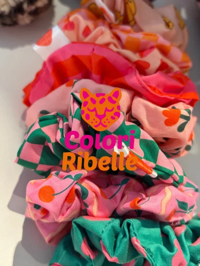 NIEUW BIJ ZOU BISOU KIDS: COLORI RIBELLE! 🌈

De naam zegt het al… kleur, kleur en nóg meer kleur! 💥

Dit vrolijke nieuwe merk brengt de leukste kleurrijke items met zich mee. Van speenknuffels en speenkoorden tot vrolijke scrunchies én hele leuke sjaaltjes… 🧡💛🩷

En die sjaaltjes? TREND ALERT! 🚨 Dé finishing touch voor iedere outfit. Wij zijn fan! 💘

✨ Alles staat inmiddels online én ligt gezellig op jullie te wachten in de winkel.

#zoubisoukids #ColoriRibelle #NieuwBinnen #TrendAlert #KidsAccessories